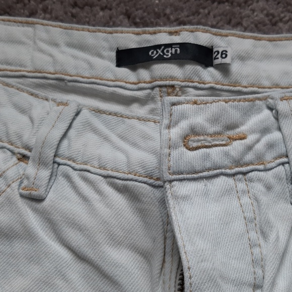 High Rise Light Washed Mom Jeans - Picture 3 of 4